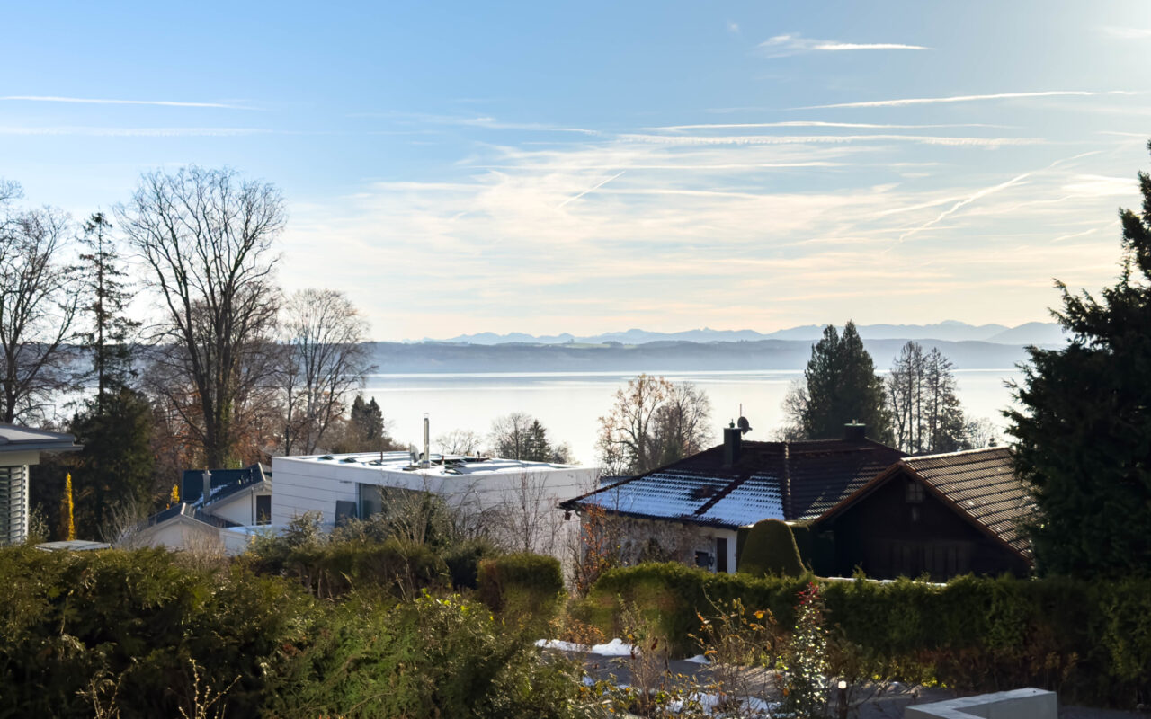 Der Blick ist einmalig! Moderne Erdgeschoss-Wohnung mit Seeblick und großer Terrasse