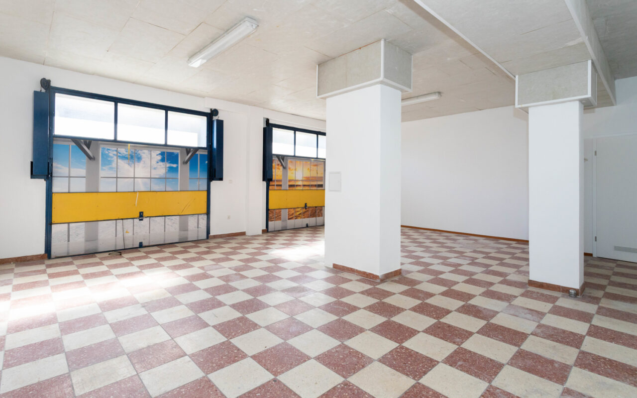 Produktivität und Ruhe: Großzügige Lagerhalle mit Büro
