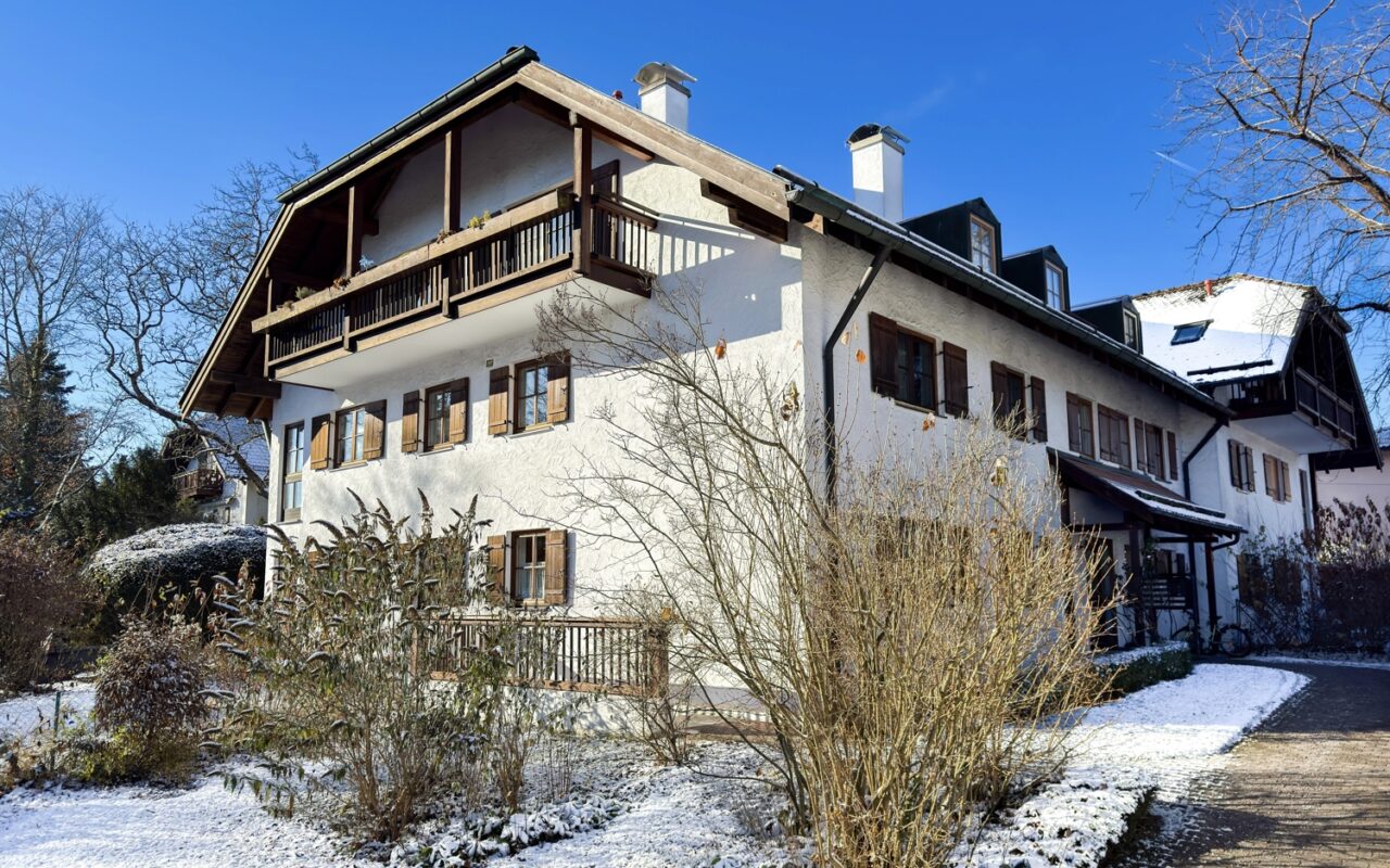 Gemütliche Dachgeschosswohnung mit Balkon und Schwedenofen in Tutzing