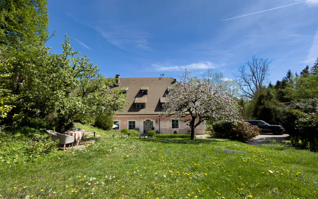 Besonderes Anwesen mit Geschichte, Ausbaureserven und 18.000m² Grund