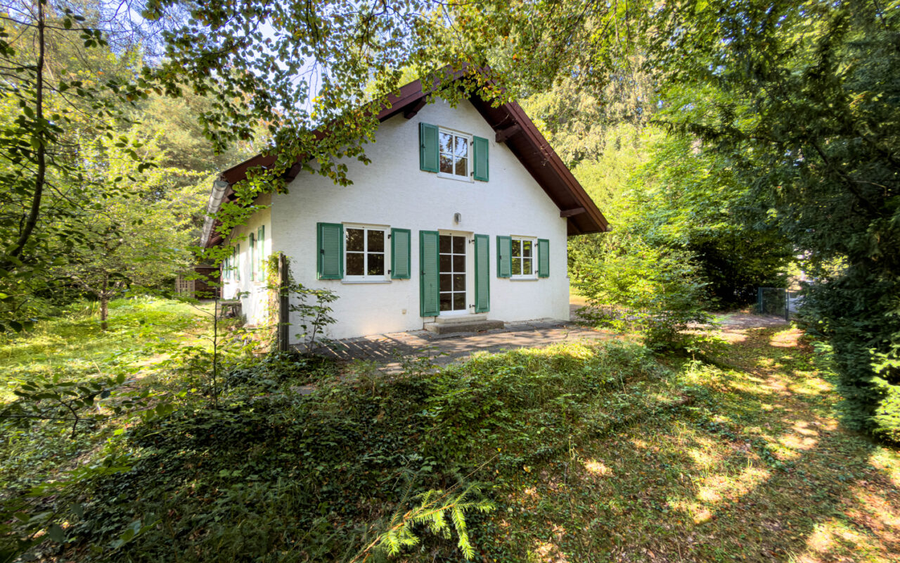 “Waldfeeling” in Pöcking – Zentralgelegenes kleines Haus auf großem Grundstück
